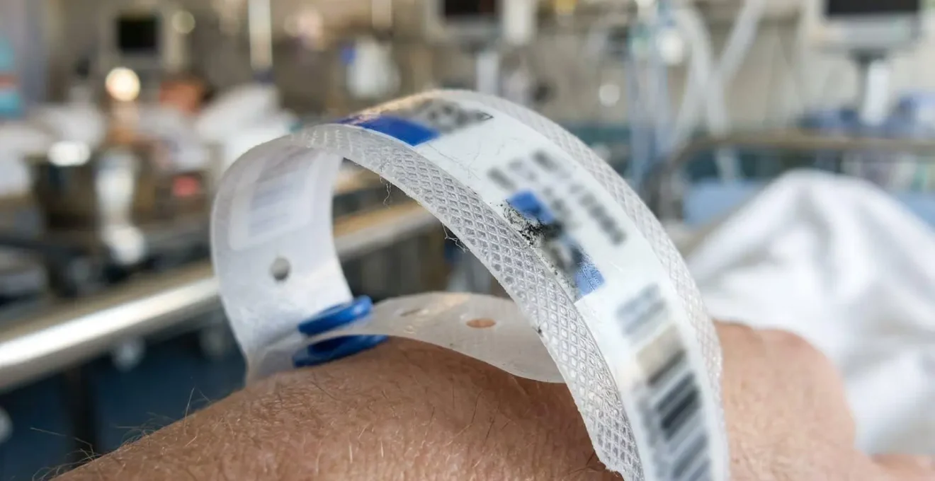 Bracelet d'hôpital en gros plan sur fond flou d'équipement médical