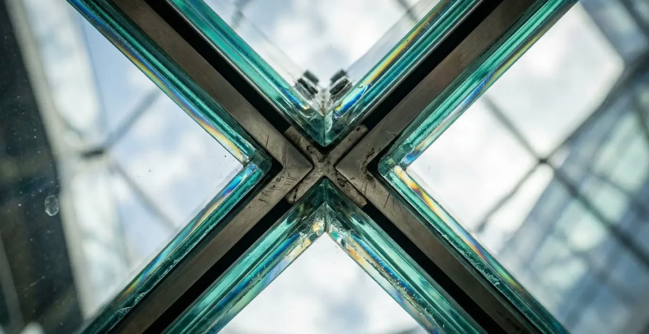 Métaphore visuelle d'une limite avec un plafond de verre dans un bâtiment moderne
